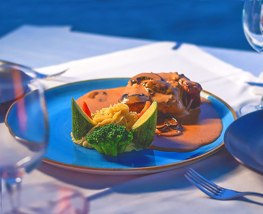 Crete Restaurants/A Peppersteak with vegetables on a blue plate